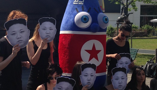 Tra il vero e il falso, tra difesa della libertà e modelle. Max Papeschi scende in piazza a Milano, con il suo “Welcome to North Korea”