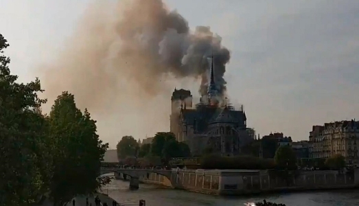 Incendio a Notre Dame. Fuoco e fiamme dalla cattedrale di Parigi Incendio a Notre Dame. Fuoco e fiamme dalla cattedrale di Parigi