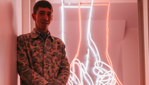 Watchman. Le mani luminose di Patrick Tuttofuoco aprono la nuova sede CISOM di Milano