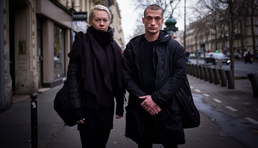 Pyotr Pavlensky e compagna accusati di tentato stupro. E la coppia “dissidente” lascia la Russia per la Francia, a cui chiedono asilo