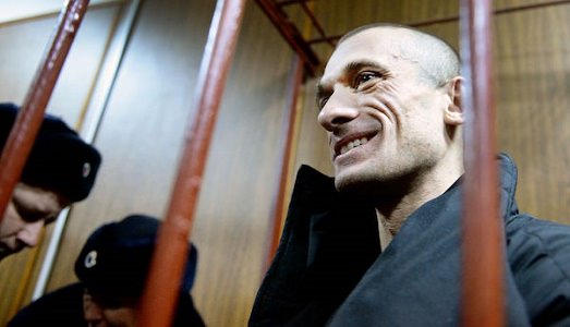 Cooperazione tra guerriglieri: l’artista dissidente Pyotr Pavlensky dona il “suo” premio Vaclav Havel al gruppo Primorye