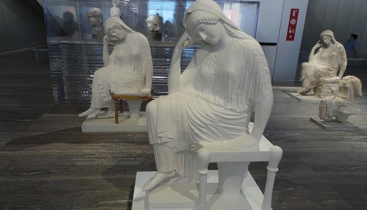 Ambasciatrice Miuccia Prada. Da “Serial Classic” a Teheran, la diplomazia culturale passa per la Fondazione milanese