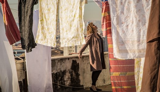 Contro la violenza sulle donne. La Casa Circondariale Femminile di Pozzuoli mostra il dietro quinte del film “Per Amor Vostro” alla Intragallery di Napoli. Per beneficenza