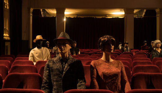 Reale come un manichino. La videoinstallazione di Nina Carini, al Teatro Verdi di Milano