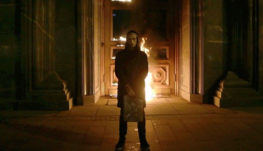 Russia sotto tiro. Dopo la brutta storia del doping di stato, l’artista Petr Pavlenskij torna in scena. E appicca il fuoco alla sede dei servizi segreti Russia sotto tiro. Dopo la brutta storia del doping di stato, l’artista Petr Pavlenskij torna in scena. E appicca il fuoco alla sede dei servizi segreti