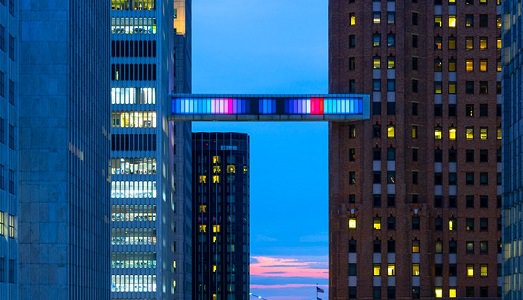 Phillip K. Smith accende lo skybridge di Detroit