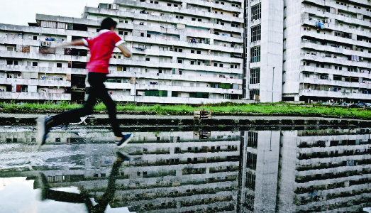Testimoni del qui e ora. Ernest Pignon Ernest e Davide Cerullo portano Scampia a Parigi