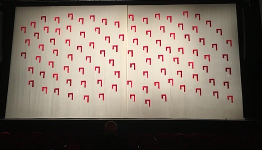 Un teatro dal “Palcoscenico verticale”. Pino Pinelli realizza il nuovo sipario per l’Obihall di Firenze