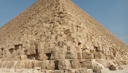 Privatizzare le piramidi. Il governo egiziano affida a tre imprese i monumenti della piana di Giza, cercando di risollevare le sorti del turismo
