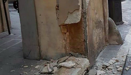 Pirata della strada distrugge una colonna del Corridoio Vasariano e poi fugge Pirata della strada distrugge una colonna del Corridoio Vasariano e poi fugge