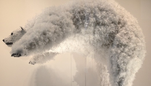 Milano Art Week/6. Una mostra in piazza: Paola Pivi nelle vetrine della Rinascente con i suoi orsi piumati, stanchi di mangiare pesce e affamati di celebrità