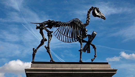 Dopo il gallo, lo scheletro di un cavallo. Hans Haacke sale sul Fourth Plinth londinese