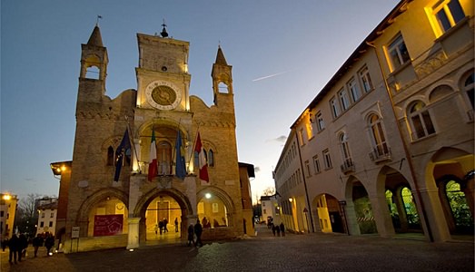 Quanto racconta l’atelier di un artista? Prova a raccontarvelo Raffaele Santillo, che a Pordenone apre il suo studio, con un dibattito sull’arte contemporanea