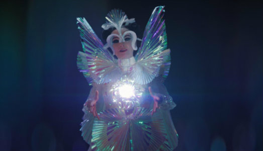 Pubblicato l’ultimo video di Bjork. Un ipnotico vestito Gucci e tanto amore