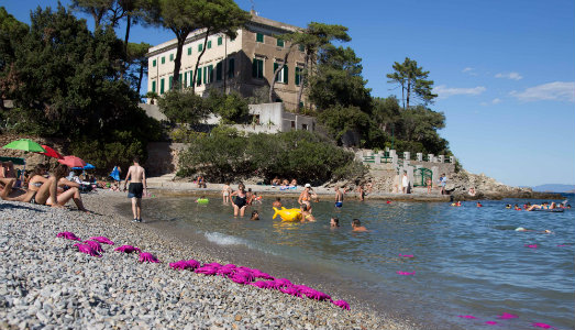 Prendere un granchio a fin di bene. Il progetto di Cracking art approda sulla spiaggia dell’Elba