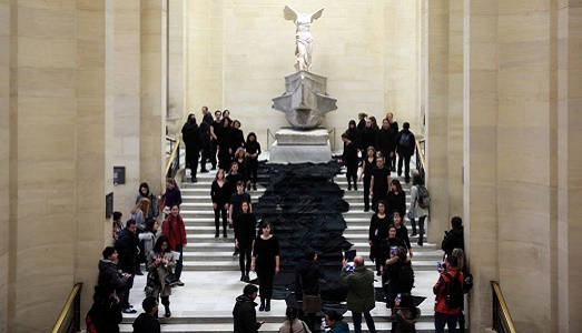 Petrolio fuori da musei. Al Louvre gli attivisti protestano contro la partnership ventennale con Total, usando la Nike di Samotracia come set