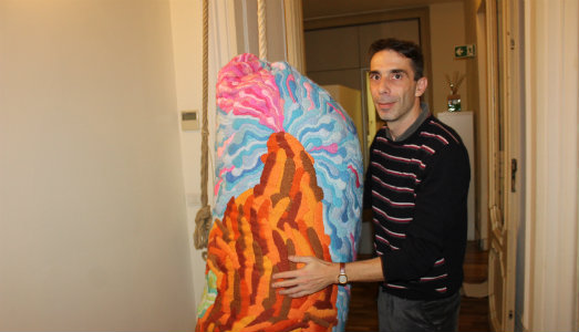 Un pugno o un abbraccio, in ufficio. L’opera di Matteo Nasini vince il premio di Hdrà