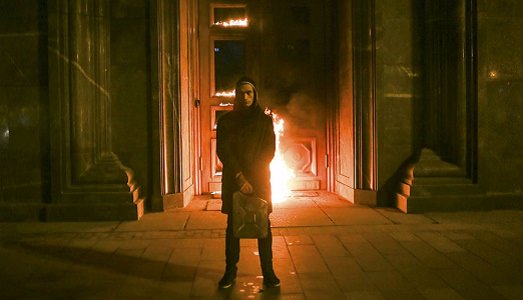 Pyotr Pavlensky, altro premio e altre botte. Il performer russo in attesa di processo picchiato dalla polizia. E non è un affare della corte