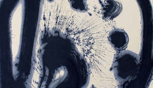 Pittura su Alcantara. Il noto brand porta Espressionismo e calligrafia, firmata dall’artista Qin Feng, nel suo concept store di Milano