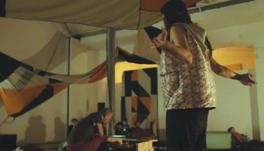 Quale ora è quella giusta? Ne parliamo con Canedicoda e Roberta Mosca, per la performance da Raum