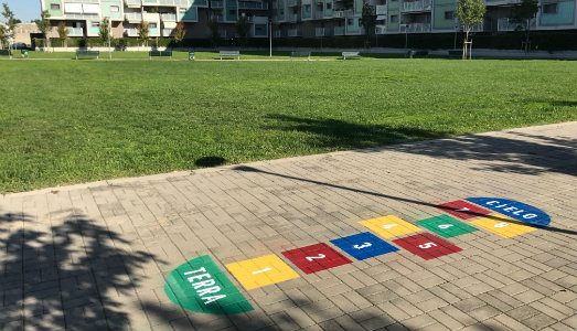 Al quartiere Adriano si salta. Arianna Vanini ci dice come trasformare il quotidiano in gioco