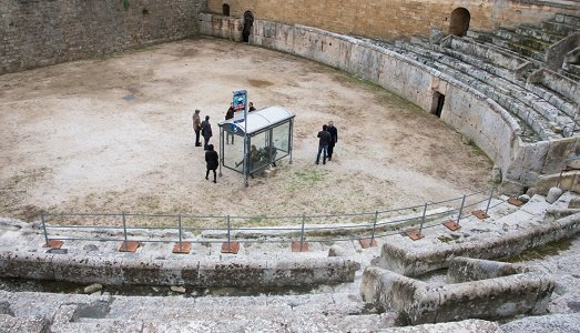 Fermata d’autobus all’Anfiteatro Romano. Uno scempio? No, un’installazione firmata Raffaele Quida, a Lecce