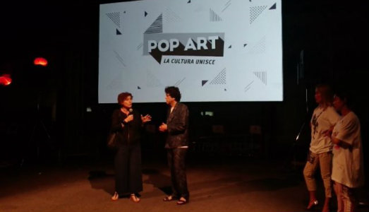 Compleanno con sorpresa. Rainer Ganahl contestato durante le celebrazioni del Centro Pecci