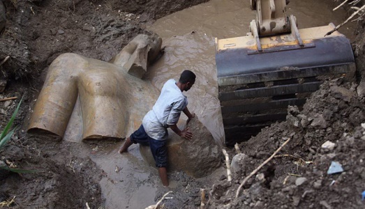 La statua nel fango, come un romanzo d’avventura: in Egitto una scoperta archeologica annunciata come epocale, e che riguarda il secondo Faraone Ramses La statua nel fango, come un romanzo d’avventura: in Egitto una scoperta archeologica annunciata come epocale, e che riguarda il secondo Faraone Ramses