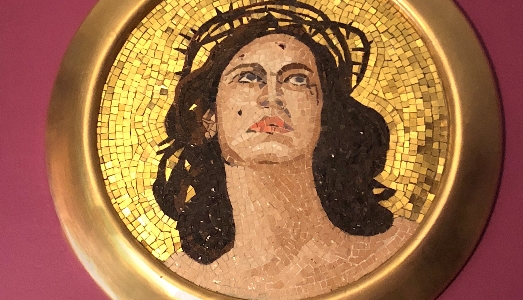 Al Museo Nazionale di Ravenna, una mostra racconta la resistenza dell’artista come homo faber