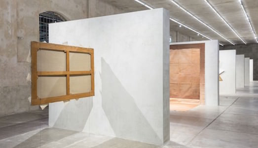La Fondazione Prada mette in scena una mostra al contrario. Con “Recto Verso” il retro delle opere diventa protagonista La Fondazione Prada mette in scena una mostra al contrario. Con “Recto Verso” il retro delle opere diventa protagonista