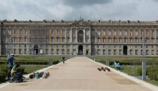 Residenza Reggia di Caserta. Da vent’anni dodici famiglie vivevano in case borboniche: due inchieste svelano i privilegi, e tentano lo sfratto