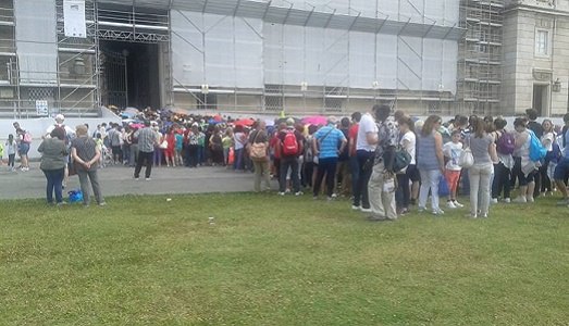 Caserta, ritratto d’Italia. Assemblea sindacale la domenica, Reggia chiusa, turisti lasciati fuori e abusivi come nulla fosse