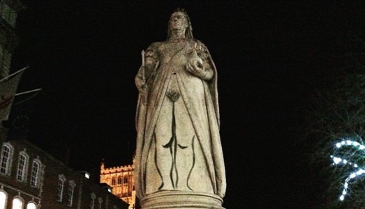 Vendicare il femminismo, anche nella street art. E a Bristol la statua della Regina Vittoria viene dotata di genitali, scatenando le polemiche Vendicare il femminismo, anche nella street art. E a Bristol la statua della Regina Vittoria viene dotata di genitali, scatenando le polemiche