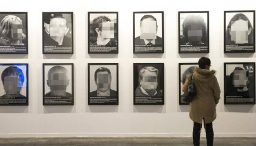 Ridare voce ai volti. In mostra al Teatro del Barrio di Madrid le opere di Santiago Sierra censurate da ARCO