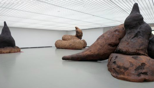 Questa mostra è una…A Rotterdam, Gelitin porta quattro enormi sculture di feci