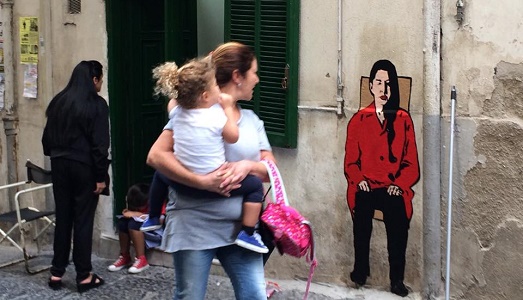 Stencil e colore sui muri dei Quartieri Spagnoli. Roxy In The Box porta la sua arte, e le immagini dei personaggi dello “show biz”, nei vicoli napoletani