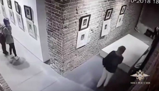 Pericolo di selfie. In Russia, due opere di Goya e Dalì rovinate da una turista