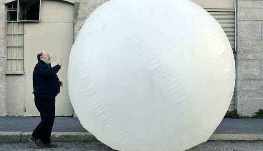 Salvami. La nuova installazione gonfiabile di Franco Mazzucchelli alla Stazione di Milano