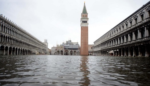 A Venezia, l’acqua alta ha danneggiato la Basilica di San Marco e due arazzi di Mirò