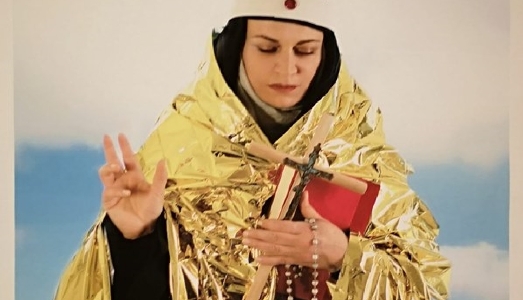 Santa Brigida con coperta isotermica. I Santi Migranti di Massimo Pastore approdano a Lampedusa