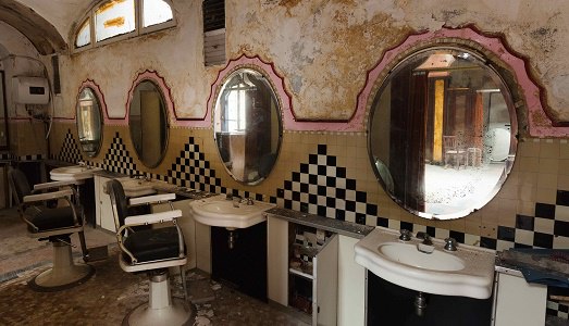 Sarah Lucas all’Albergo Diurno di Porta Venezia. Ecco come Fondazione Nicola Trussardi riprende la tradizione dei progetti site specific, in occasione di miart