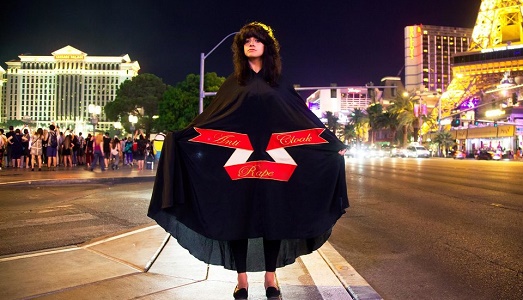 Arte (e un vestito) anti-stupro. Sarah Maple sfila con la sua nuova idea, per combattere la credenza del “non sarebbe successo se…”