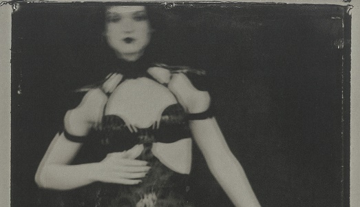 “Qui e Ora”, ovvero la fotografia di Sarah Moon a Parma, nella nuova sede del Premio Mercanteinfiera. E con la speciale curatela di Carla Sozzani