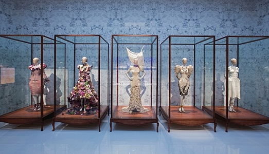 Victoria & Albert Museum, museo dell’anno. 100mila sterline come premio dall’Art Fund, grazie alla “Savage Beauty” di Alexander McQueen Victoria & Albert Museum, museo dell’anno. 100mila sterline come premio dall’Art Fund, grazie alla “Savage Beauty” di Alexander McQueen