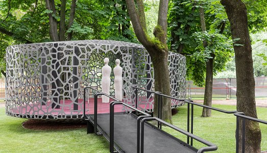 I “Savi” di Fausto Melotti, a guardia dell’architettura. In occasione della XXI Triennale di Milano un riallestimento speciale, con il Padiglione Umbracula