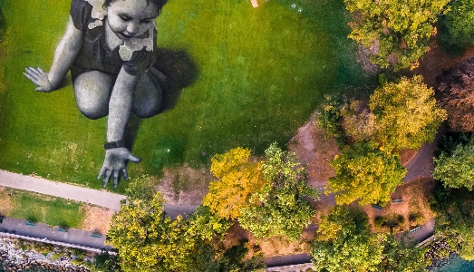 Saype arriva a Parigi