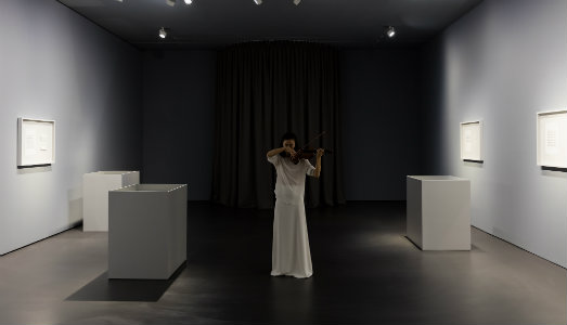 Alla Schipper Gallery di Berlino, Ari Benjamin Meyers e Ayumi Paul trasformano la musica in altre esperienze