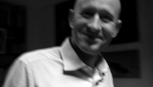 Se io sono qui, dov’è l’altro da me? Tom Johnson ci parla della sua performance da Raum