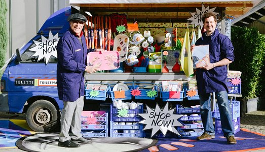 Una collezione ambulante trash & chic. Ecco Seletti-Toiletpaper, unico brand non di moda a Pitti Uomo. Ma molto fashion