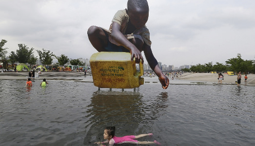Il bimbo sentinella dell’acqua Il bimbo sentinella dell’acqua
